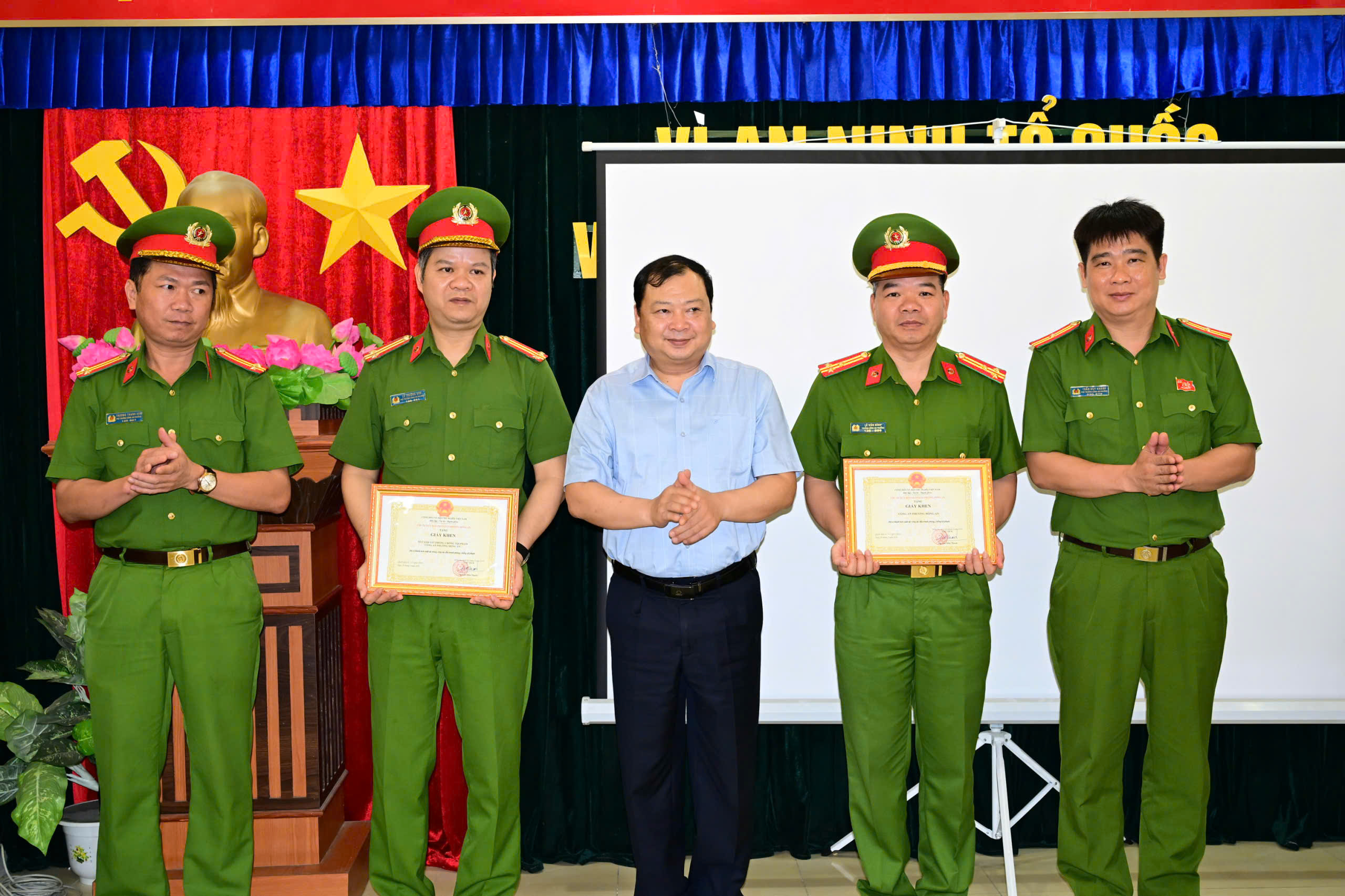 Khen thưởng Công an phường Hồng An về thành tích đấu tranh phòng, chống tội phạm ma túy